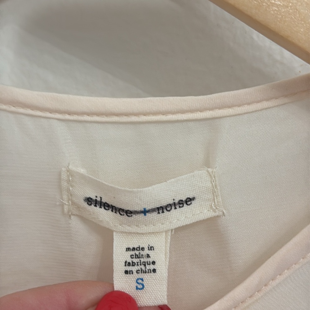 SILENCE & NOISE Cream Crossover Blouse High/Low Size Small - Picture 5 of 6